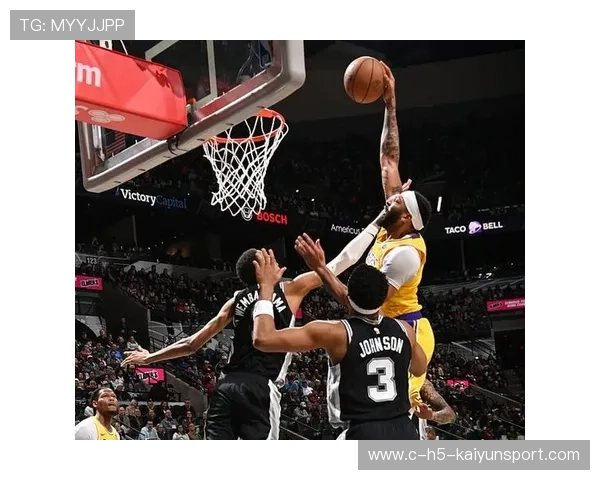 文班亚马顺下暴扣，圣安东尼奥高度太夸张