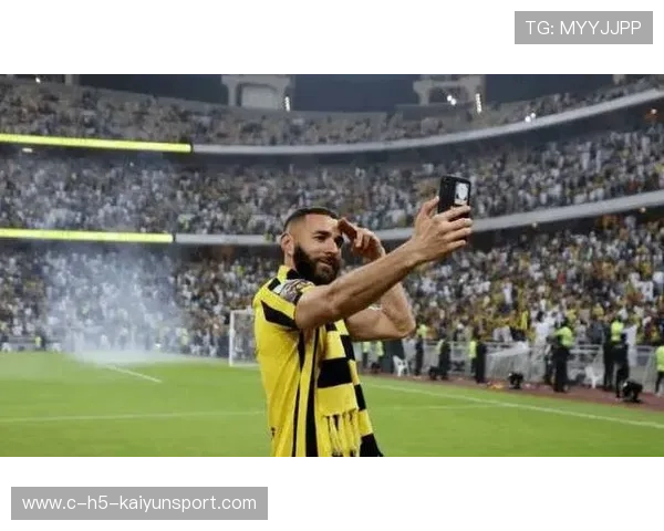 本泽马沙特新月进攻线犀利，首战大放异彩